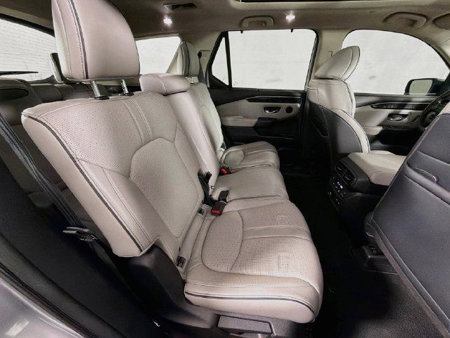 Used 2025 Honda Pilot Elite image 35