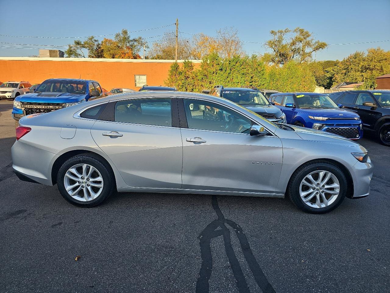 Used 2018 Chevrolet Malibu LT FWD image 3