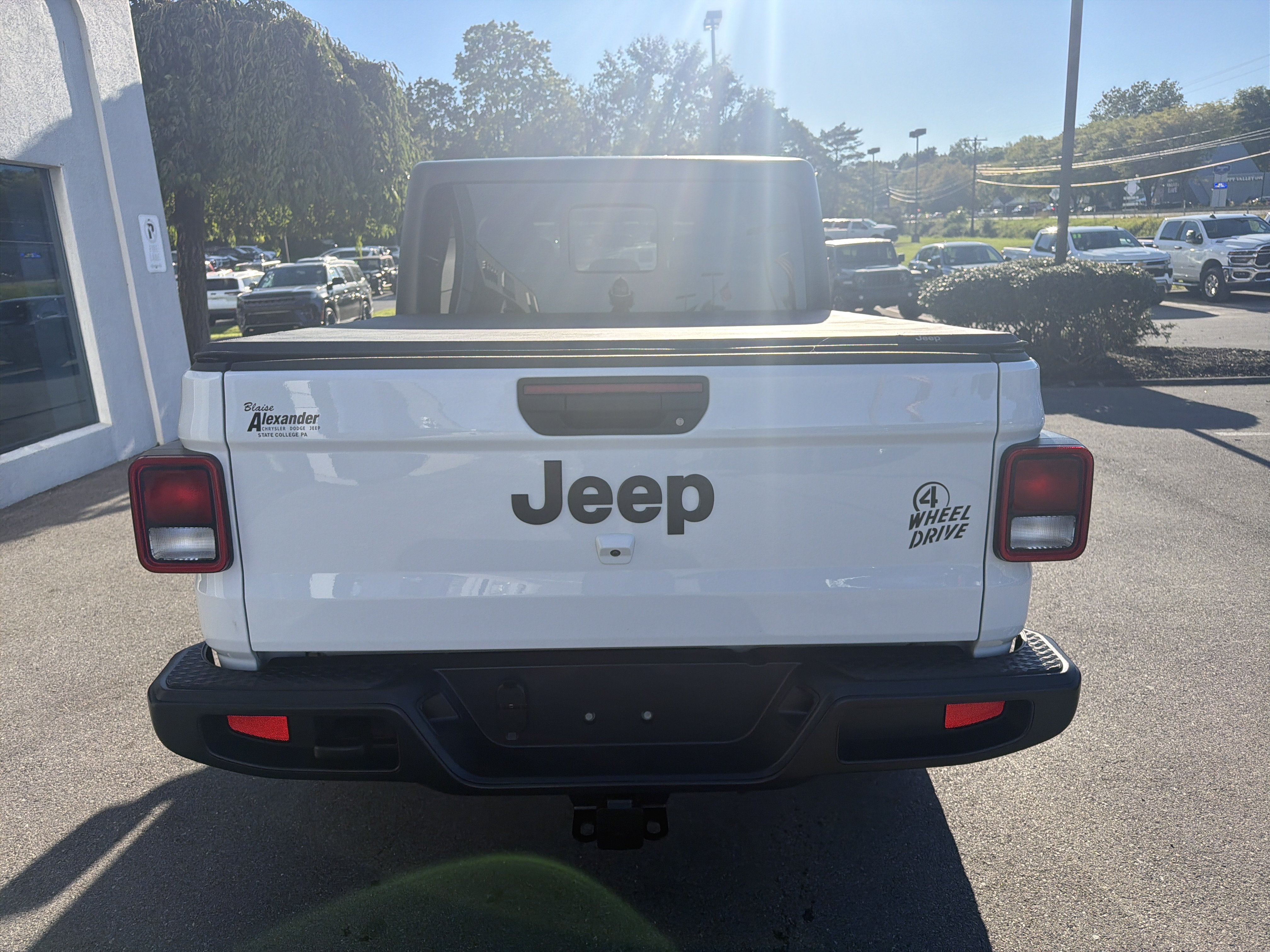 Used 2023 Jeep Gladiator Sport AWD/4WD image 4