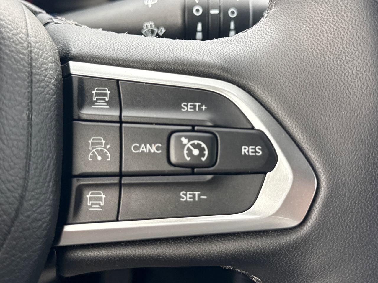 Used 2025 Jeep Compass Limited w/ Elite Group AWD/4WD image 27