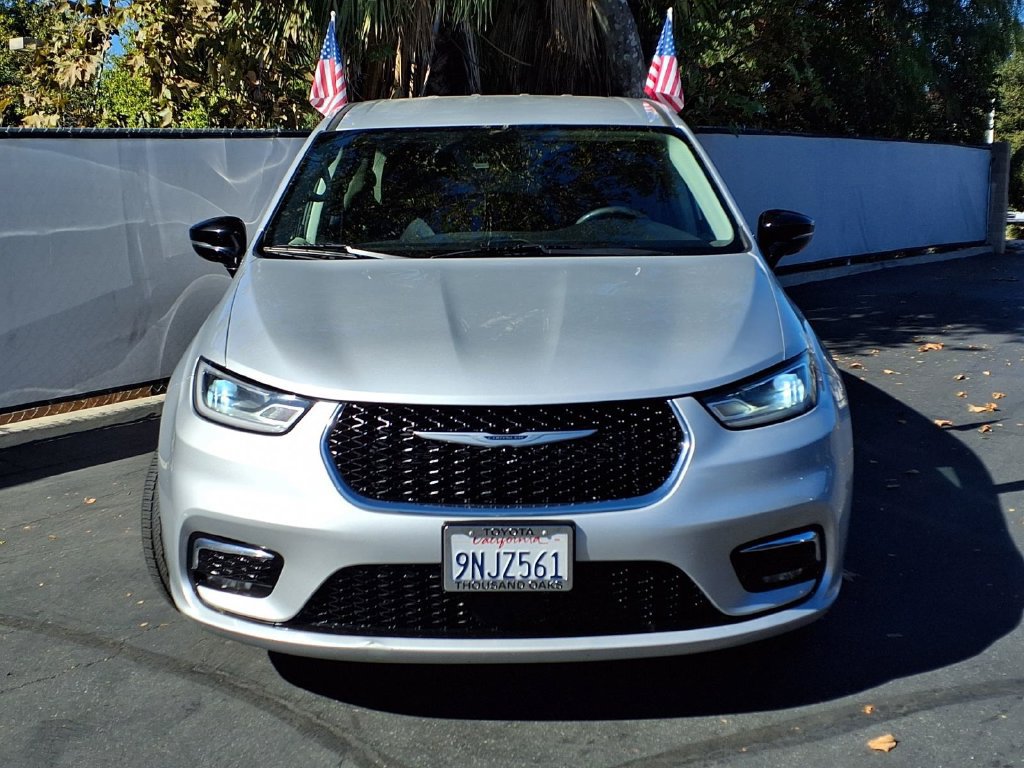 Used 2024 Chrysler Pacifica Limited FWD image 2