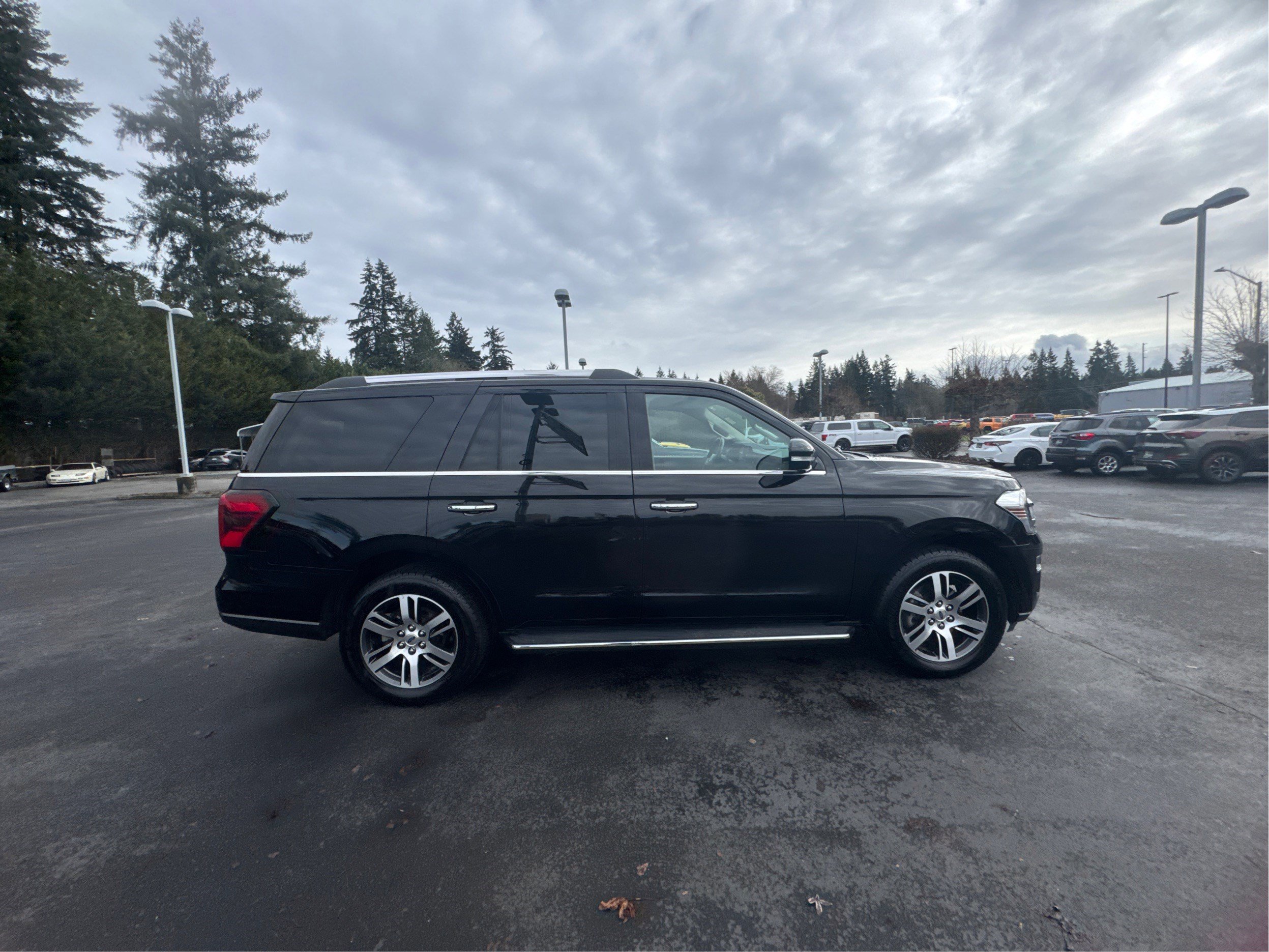 Used 2023 Ford Expedition Limited image 3