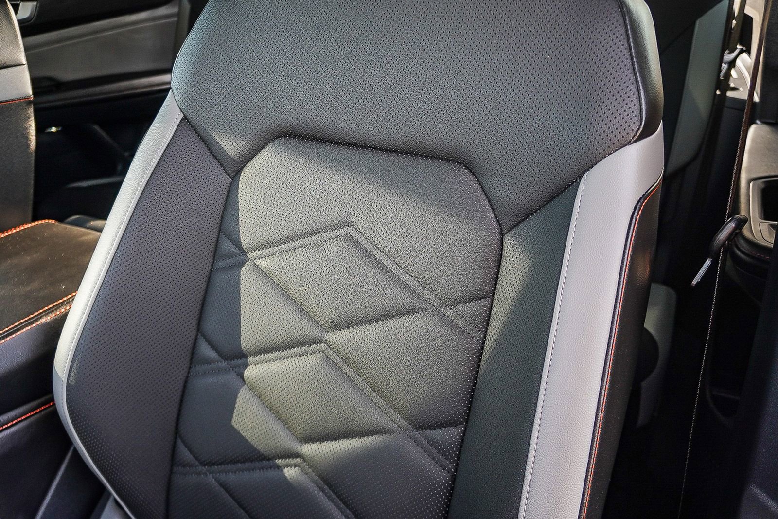 Used 2024 Volkswagen Atlas Peak Edition SEL AWD/4WD image 32