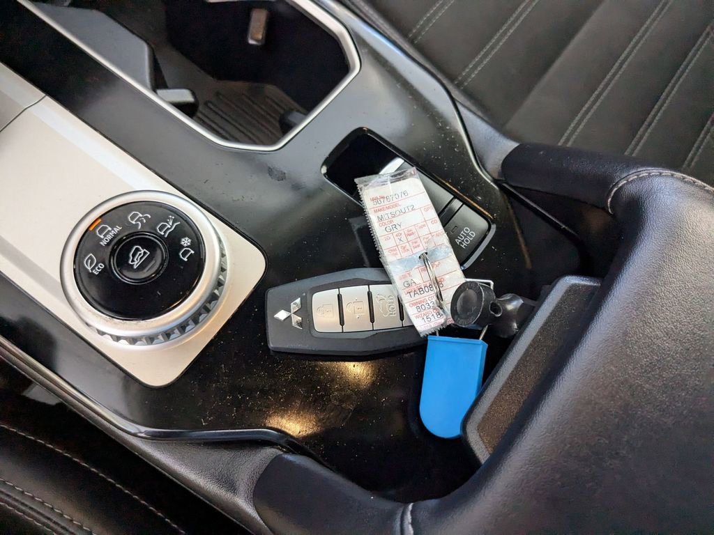 Used 2025 Mitsubishi Outlander SE image 30