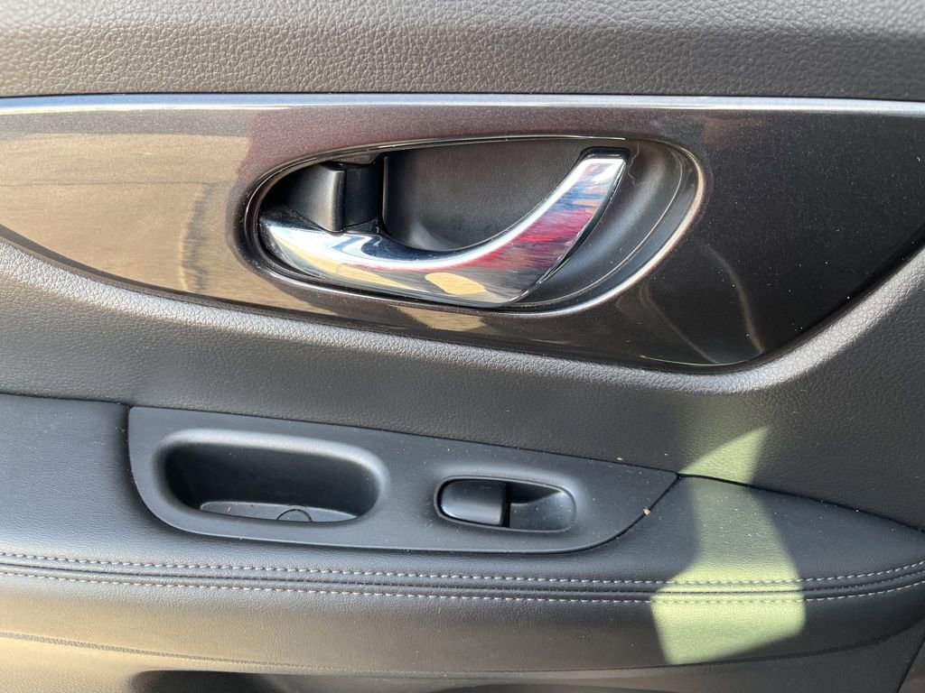 Used 2018 Nissan Rogue S image 54