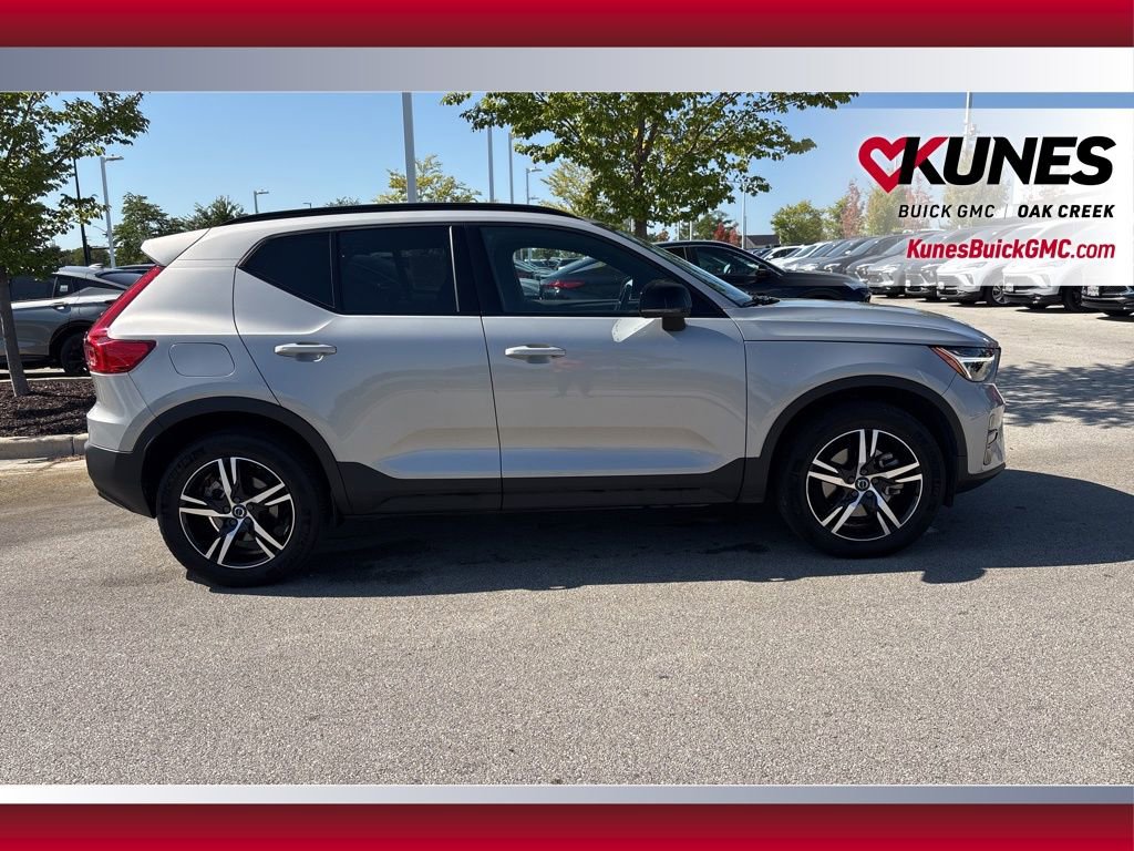 Used 2024 Volvo XC40 B5 Core image 4