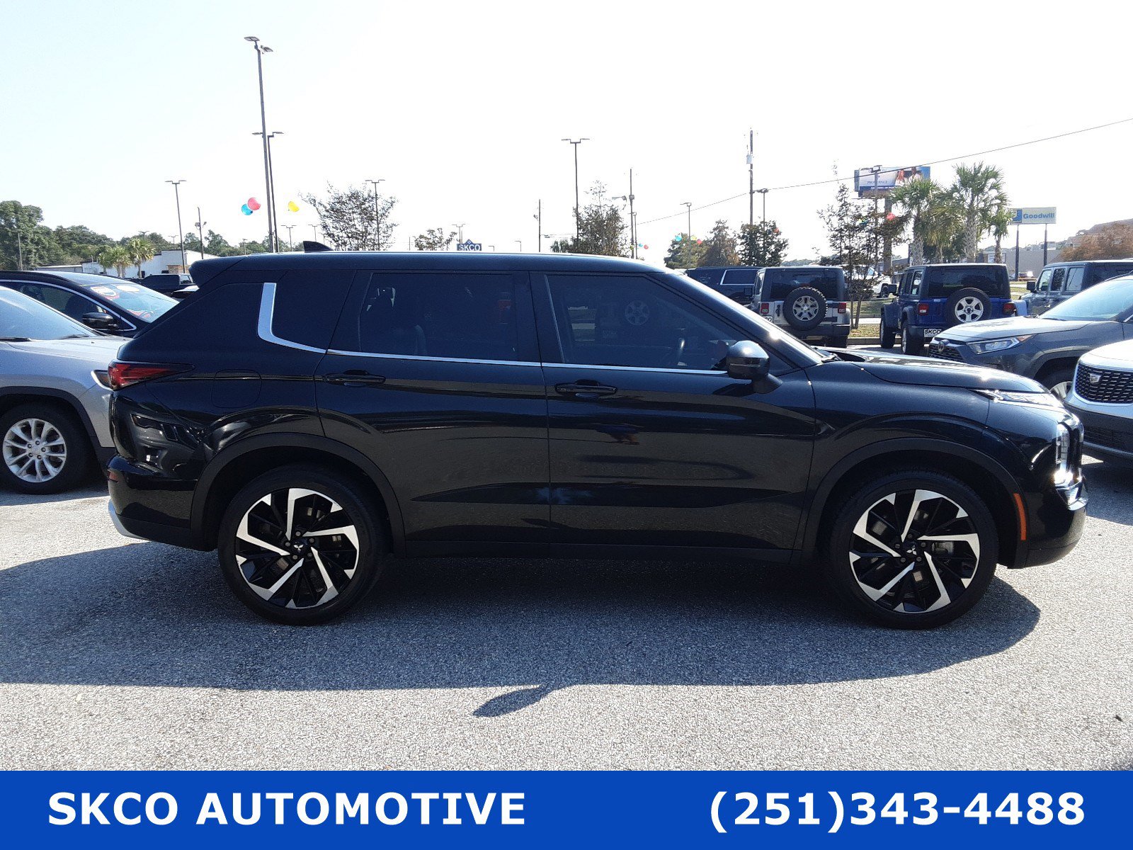 Used 2023 Mitsubishi Outlander SE Black Edition image 6