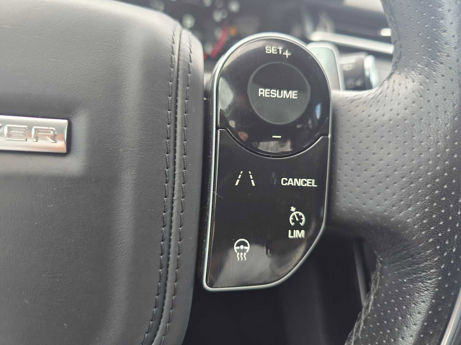 Used 2018 Land Rover Range Rover Velar R-Dynamic SE image 32