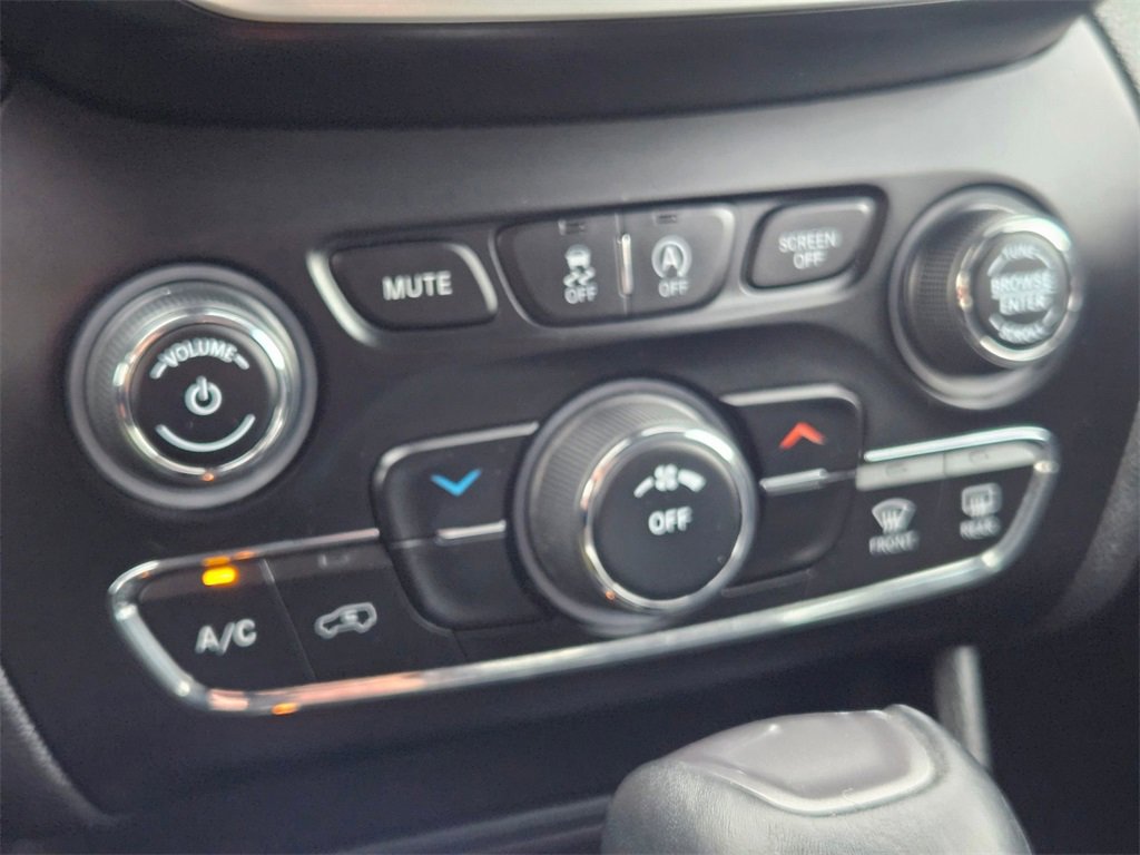 Certified 2021 Jeep Cherokee Latitude Lux w/ Trailer Tow Group image 23