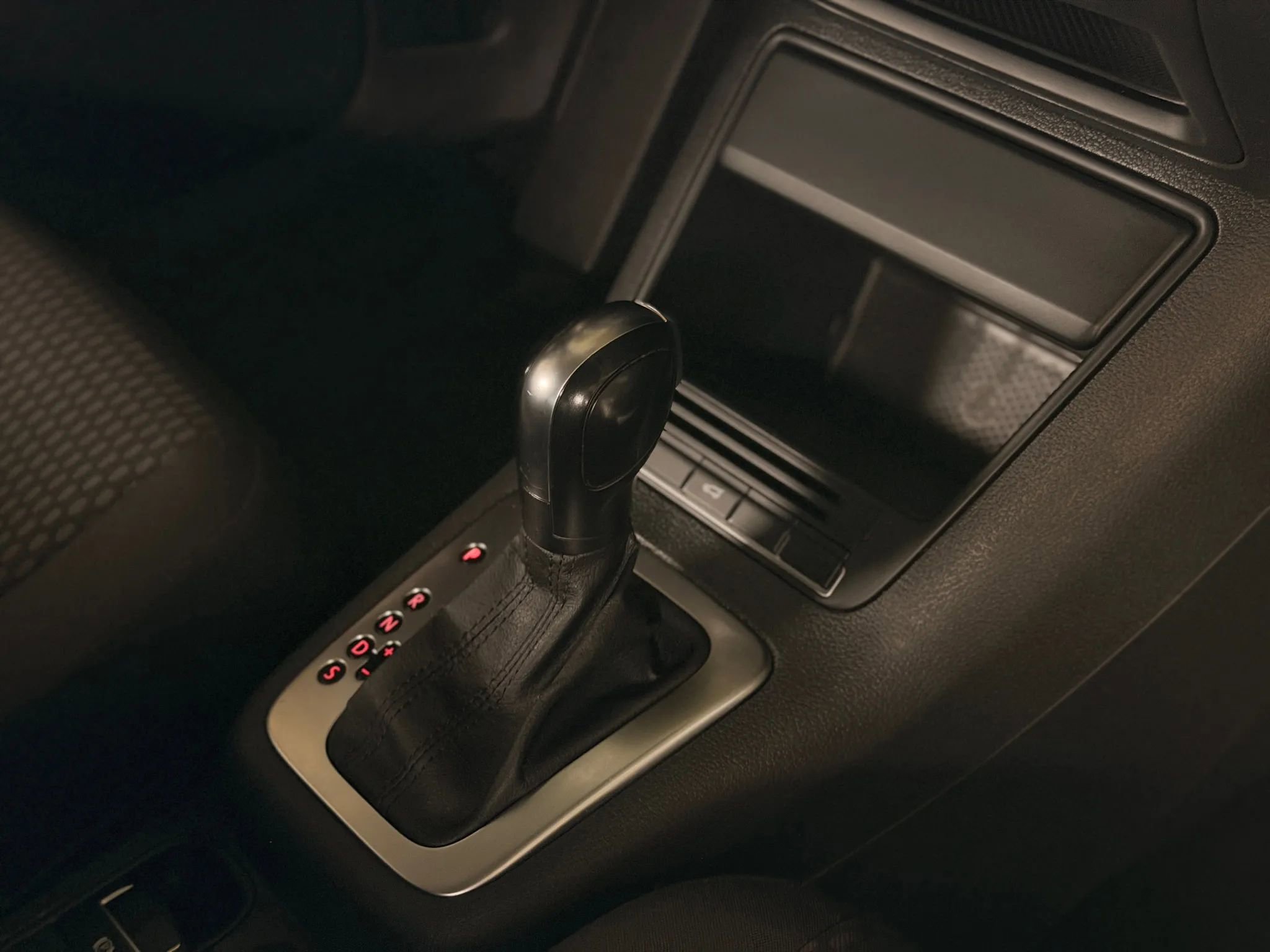 Used 2011 Volkswagen Tiguan S image 44