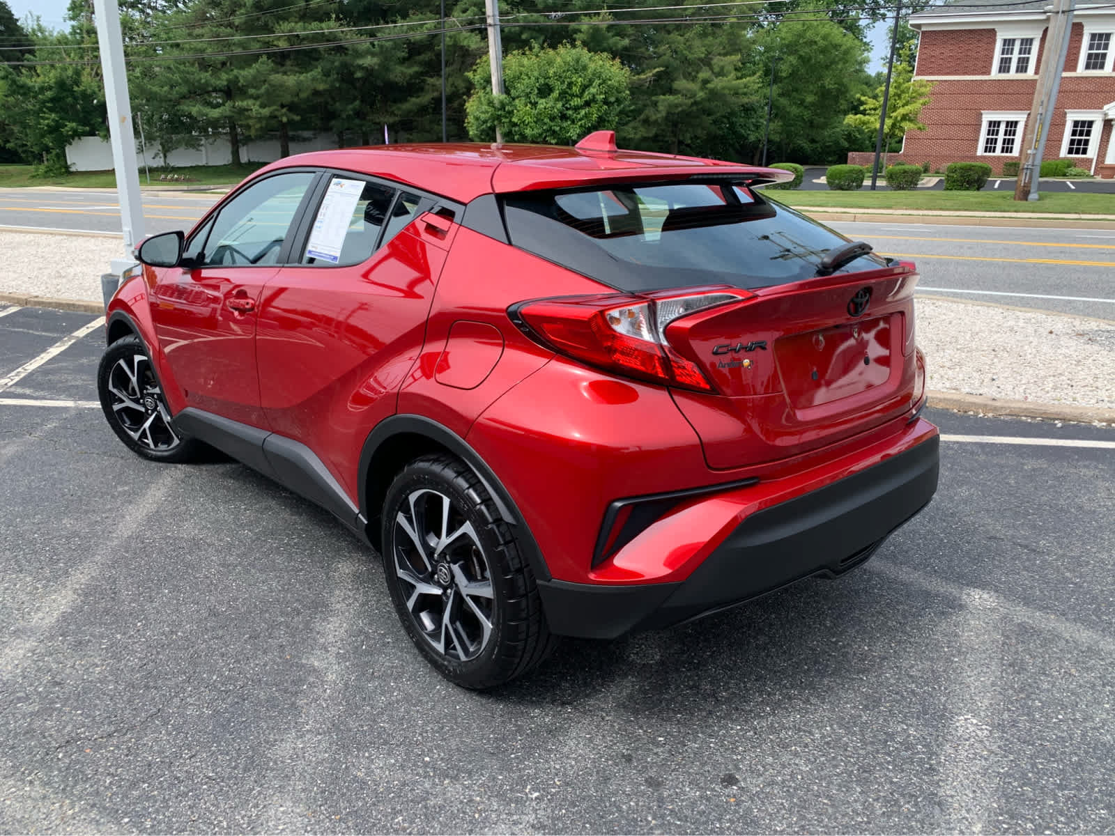 Used 2022 Toyota C-HR XLE FWD image 4