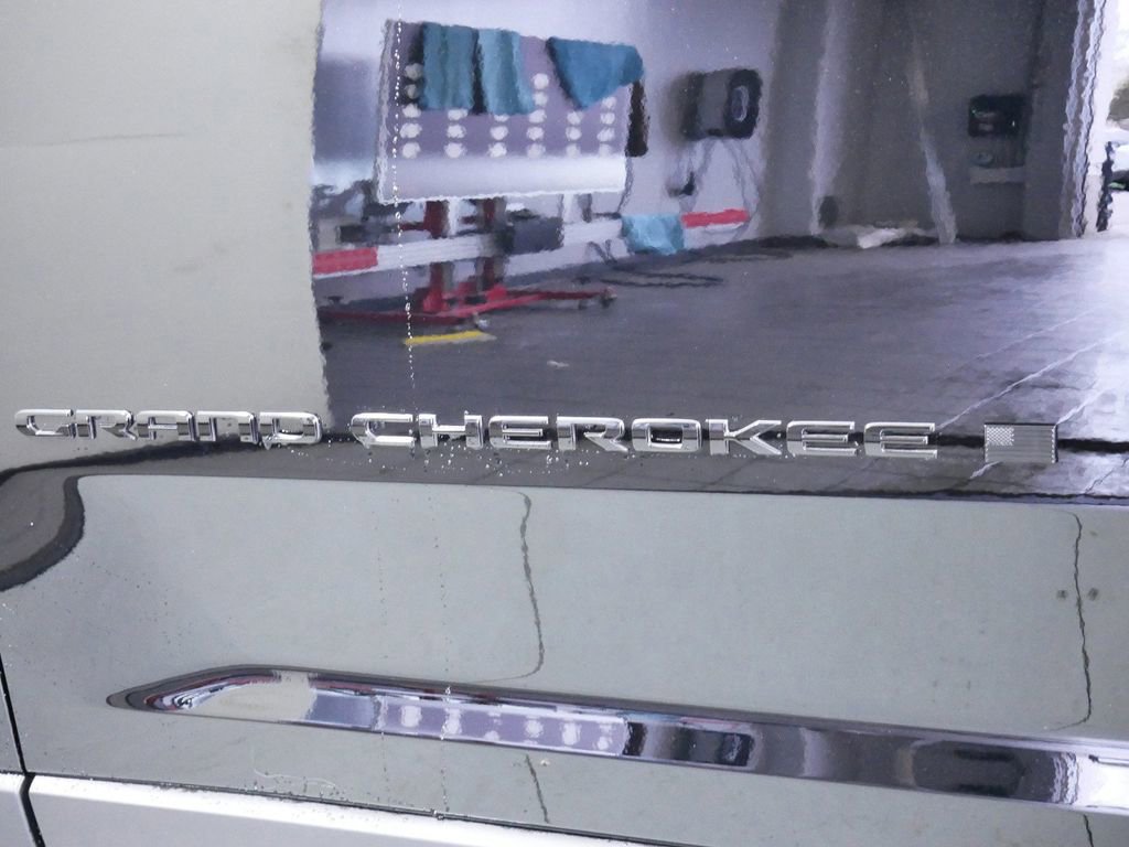 Certified 2024 Jeep Grand Cherokee Limited w/ Black Appearance Package image 19