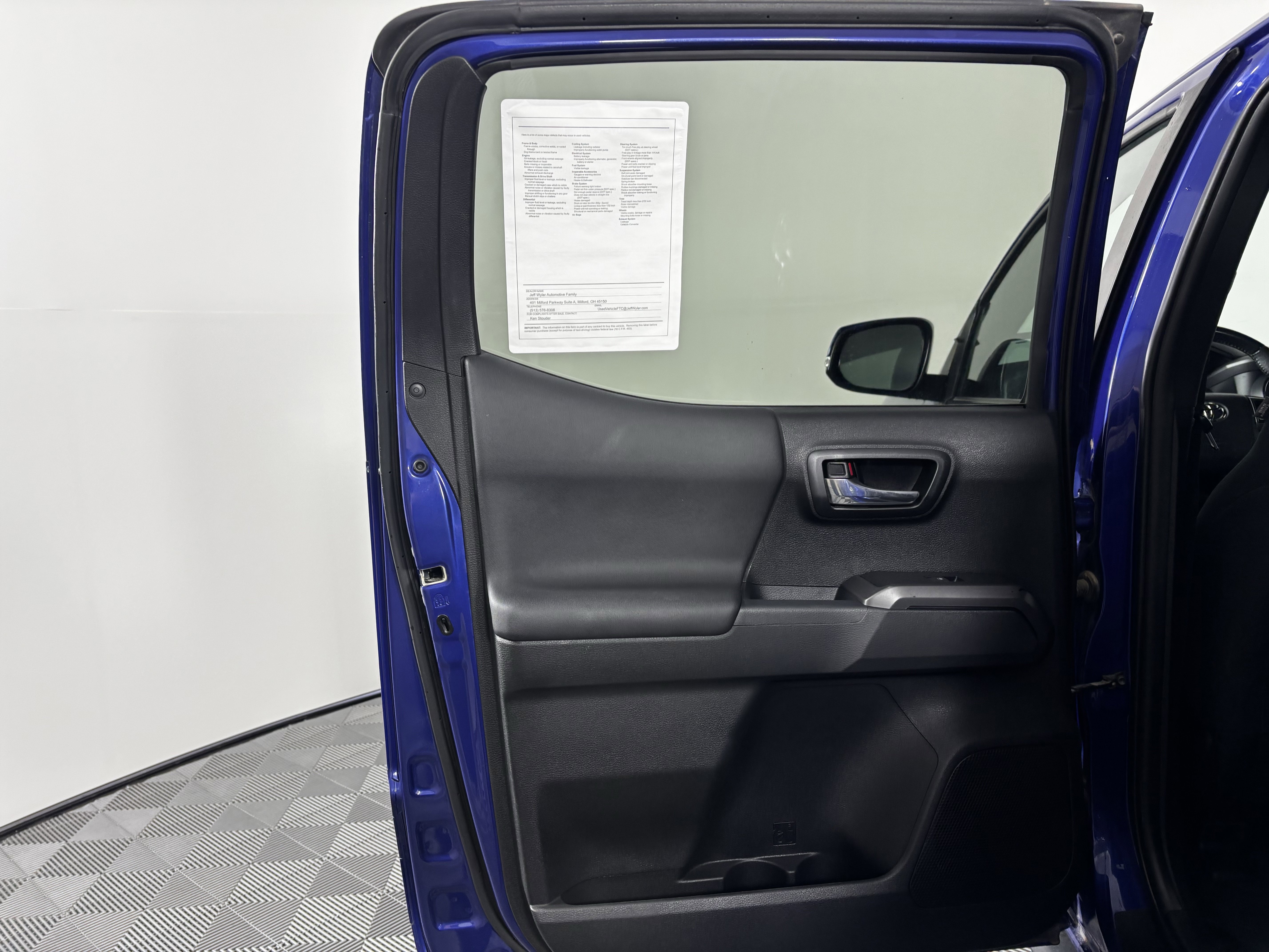 Used 2022 Toyota Tacoma TRD Off-Road image 30