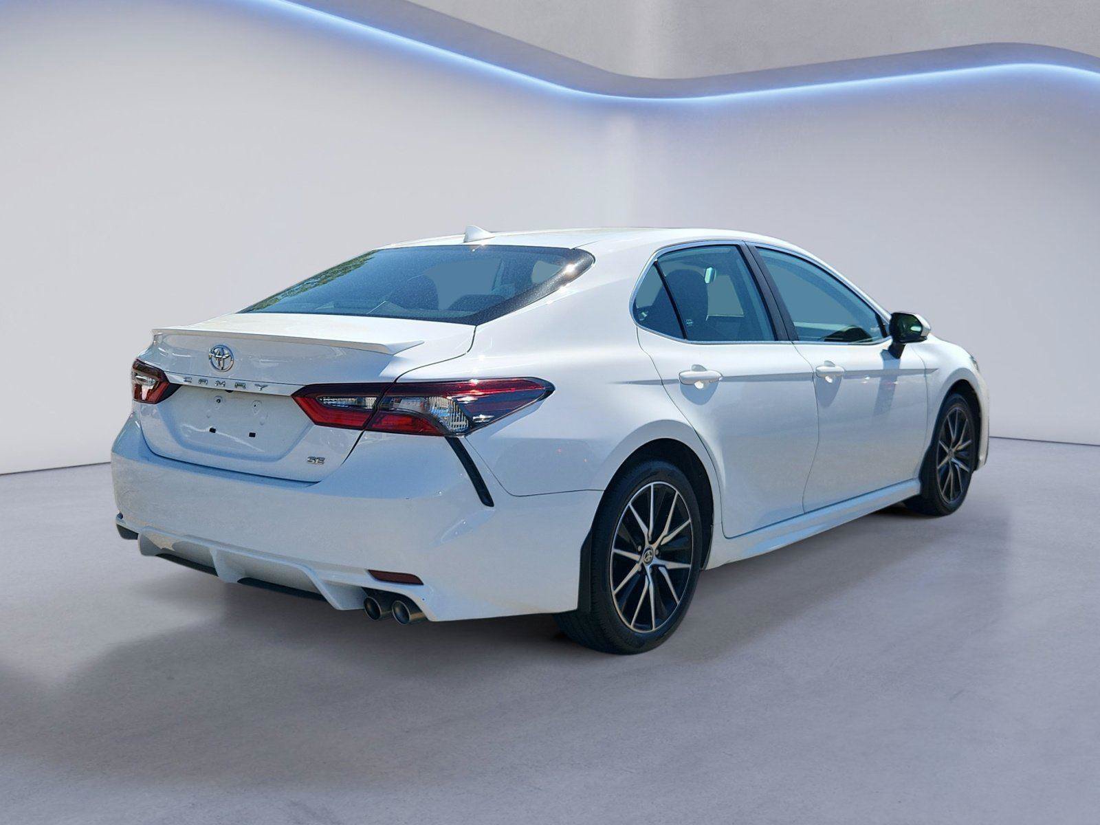 Used 2023 Toyota Camry SE FWD image 3