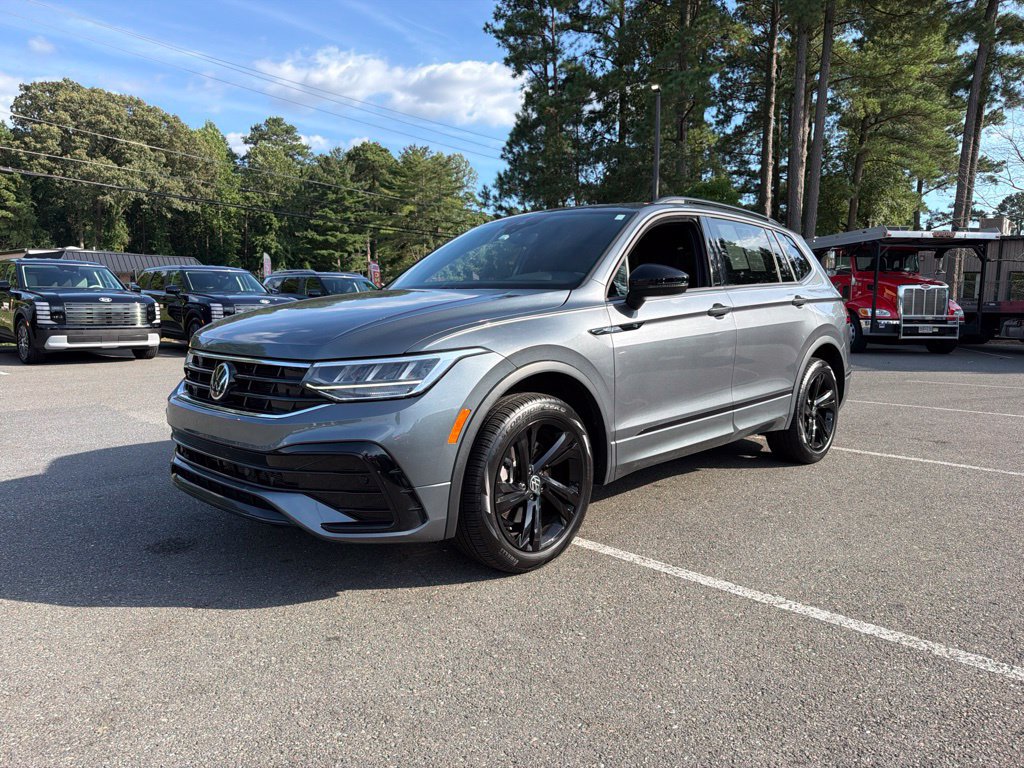 Used 2024 Volkswagen Tiguan SE R-Line AWD/4WD image 2