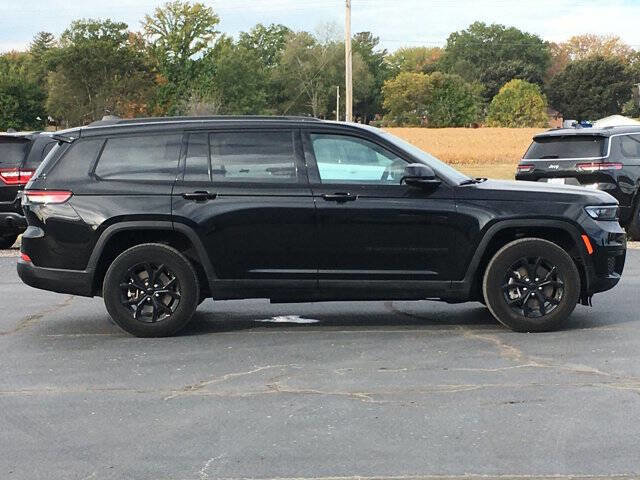 Used 2024 Jeep Grand Cherokee L Laredo image 2