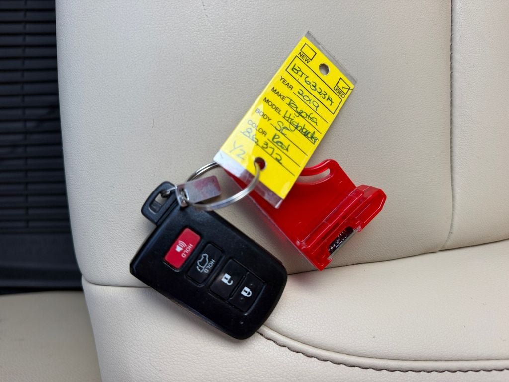 Certified 2019 Toyota Highlander XLE AWD/4WD image 33