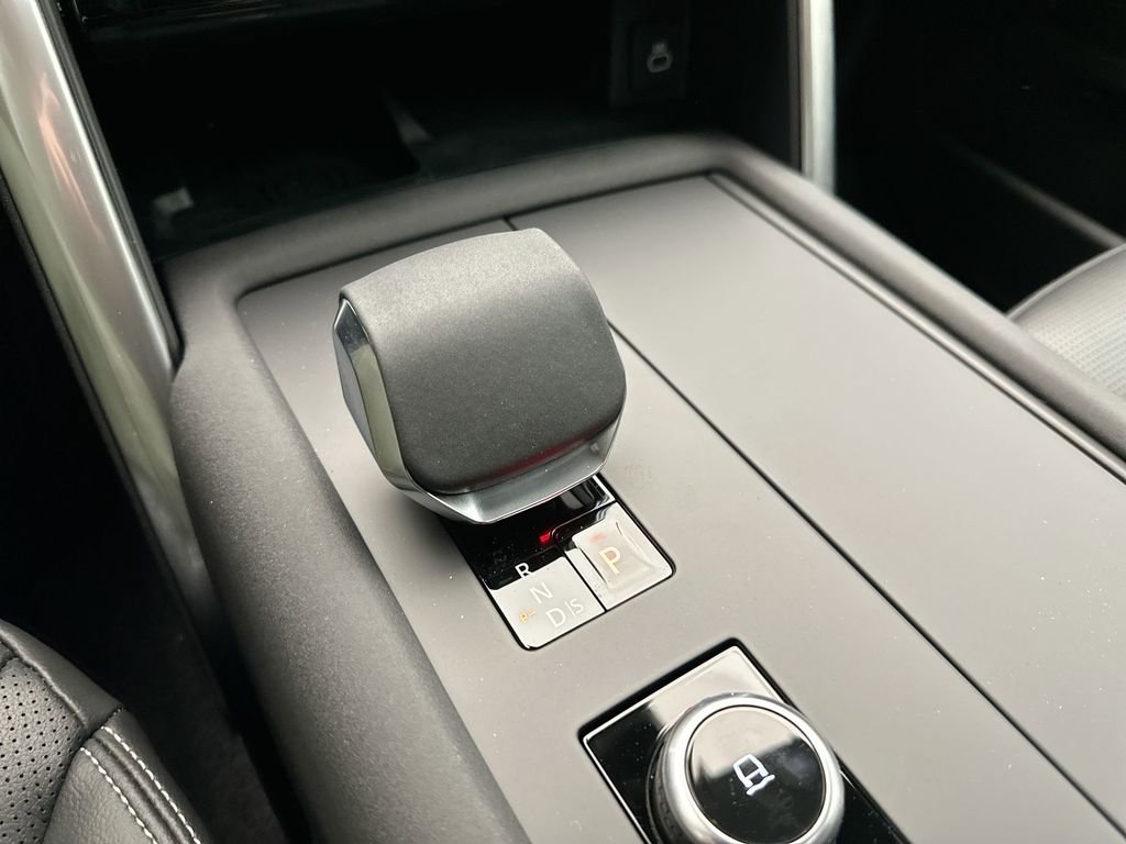 Used 2025 Land Rover Discovery S image 9