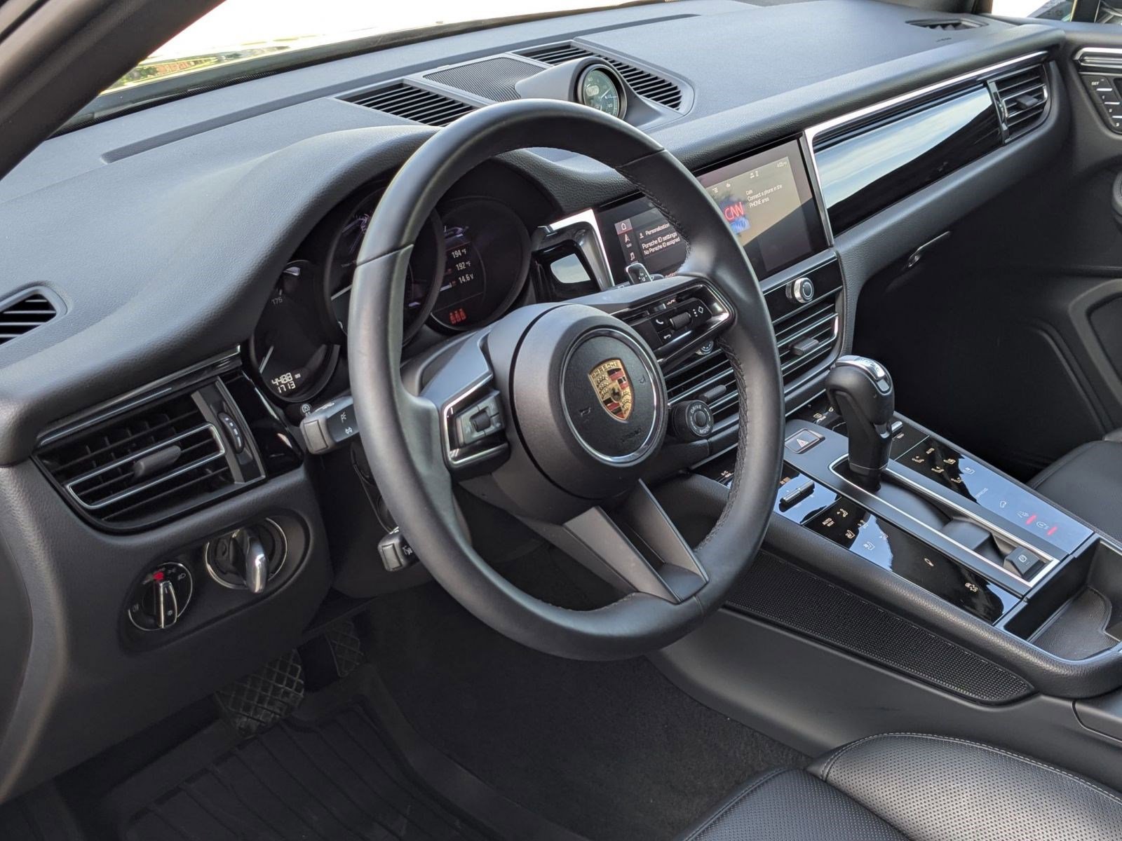 Certified 2025 Porsche Macan image 4