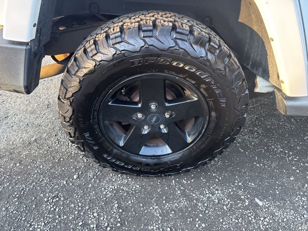 Used 2012 Jeep Wrangler Unlimited Sahara image 29