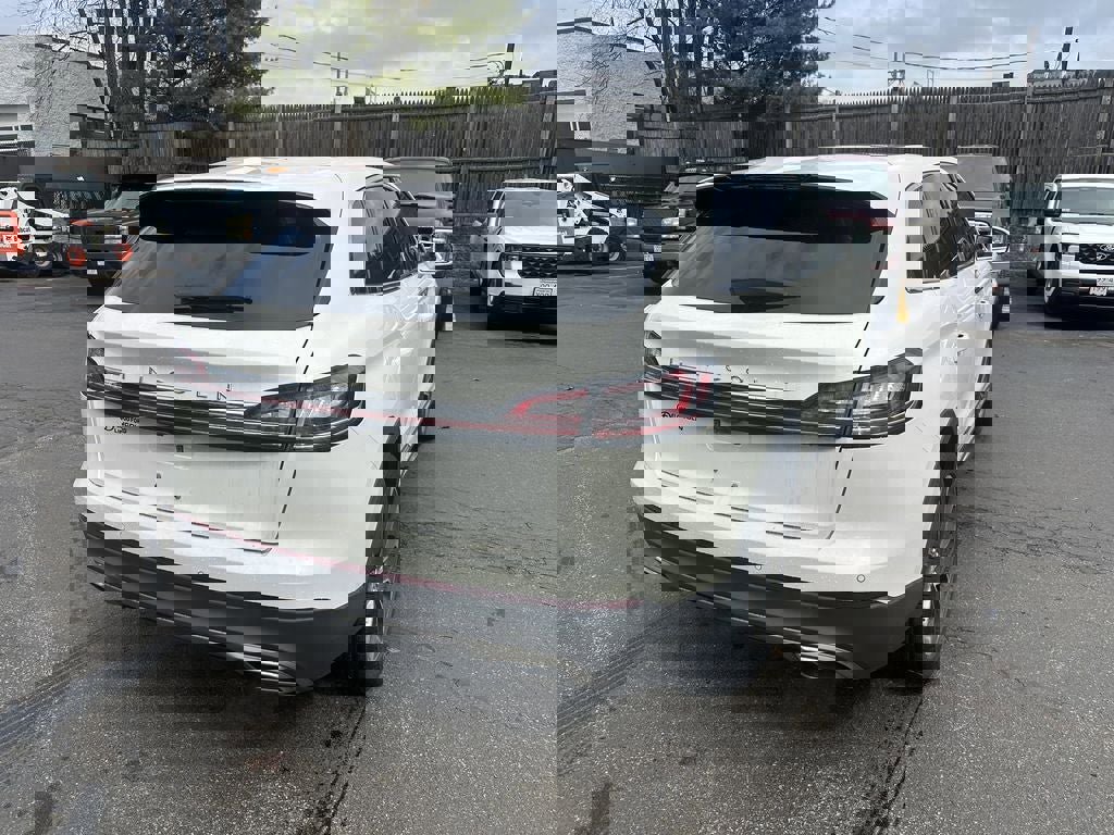 Used 2023 Lincoln Nautilus Reserve image 5