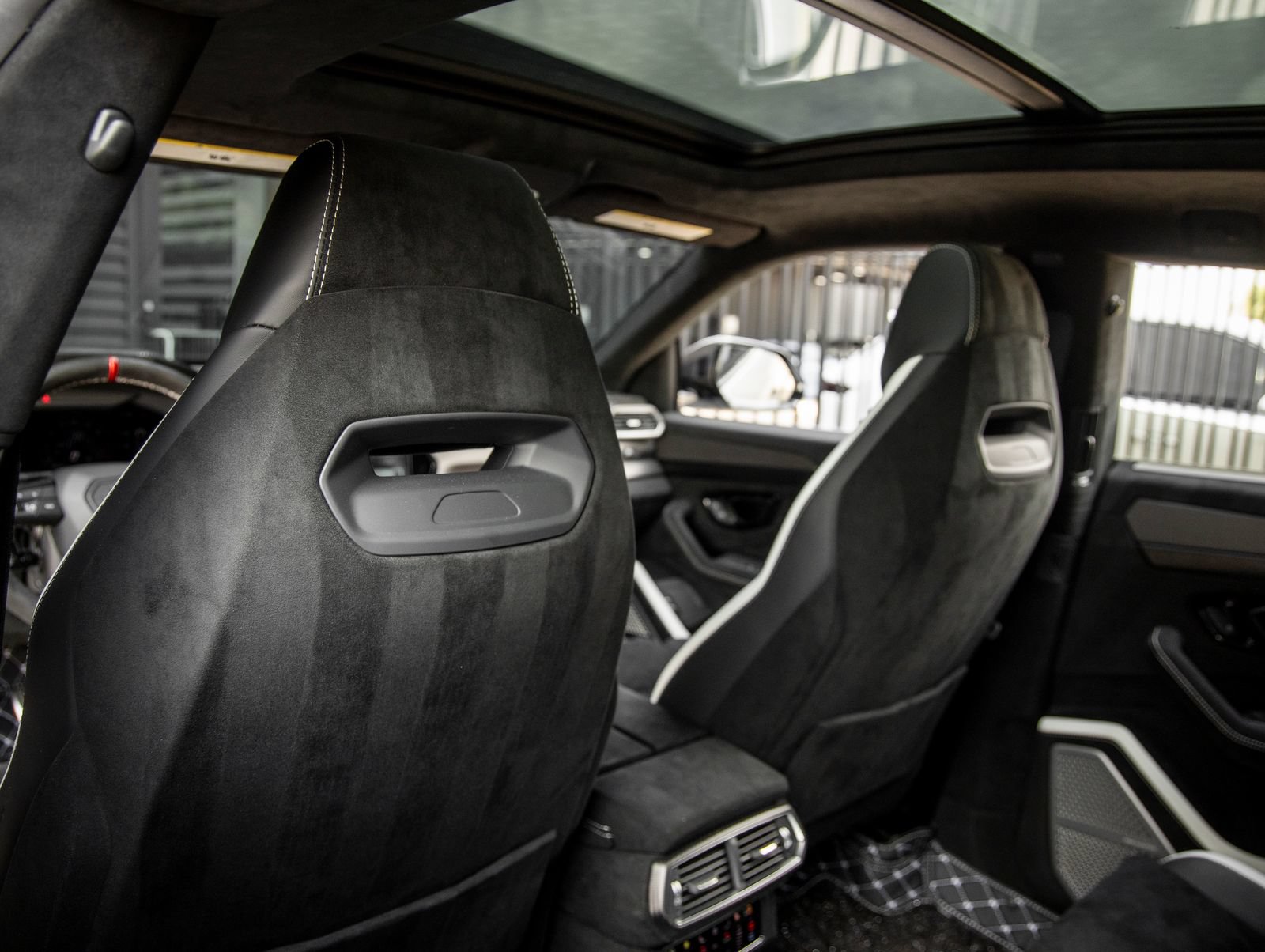 Used 2024 Lamborghini Urus Performante AWD/4WD image 36