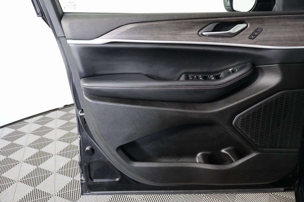 Used 2023 Jeep Grand Cherokee L Limited RWD image 13