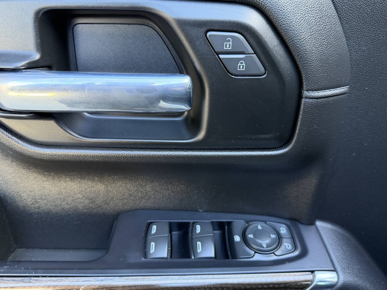 Used 2020 Chevrolet Silverado 1500 RST w/ RST Value Package AWD/4WD image 19