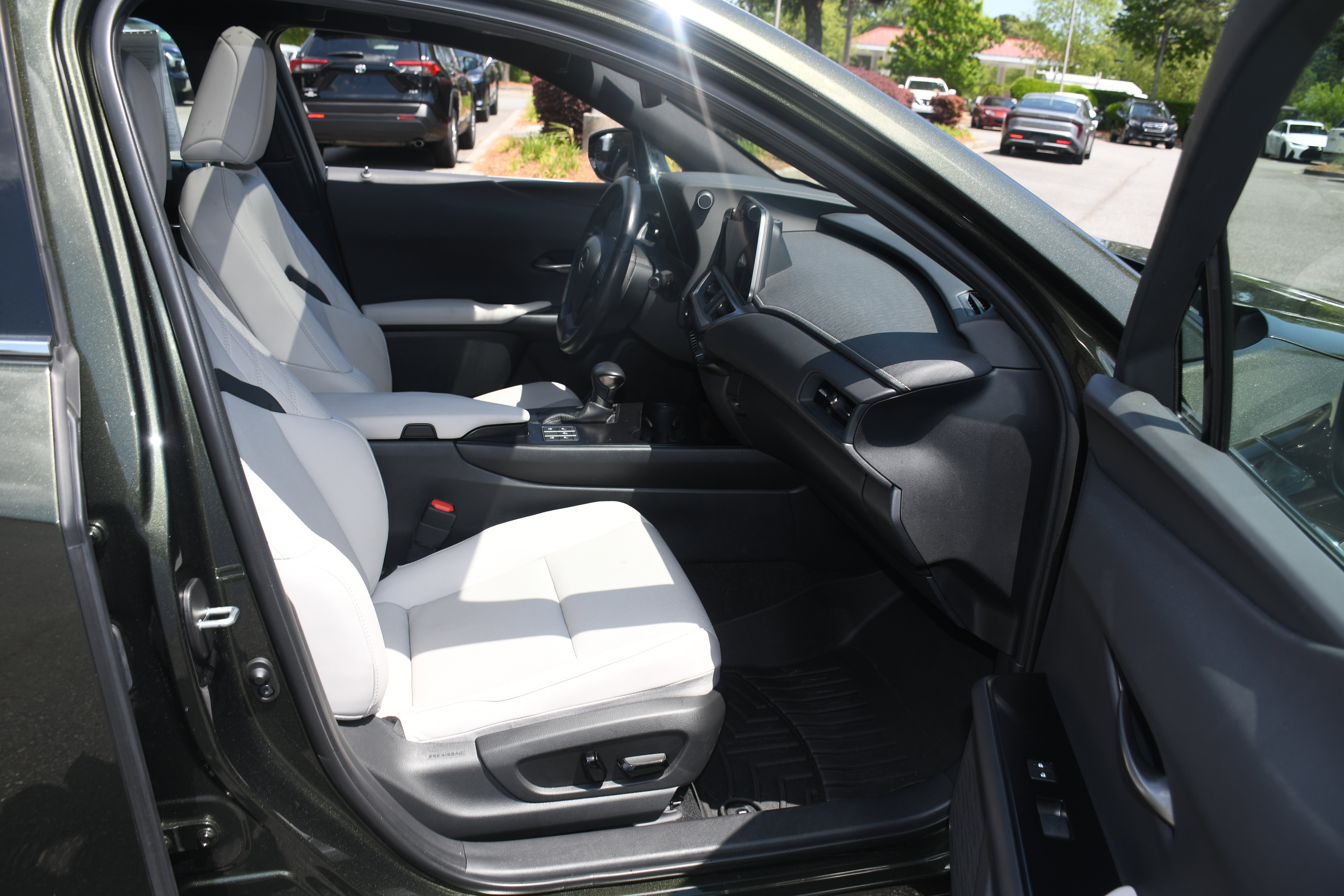 Used 2023 Lexus UX 250h FWD w/ Accessory Package (Z2) image 21