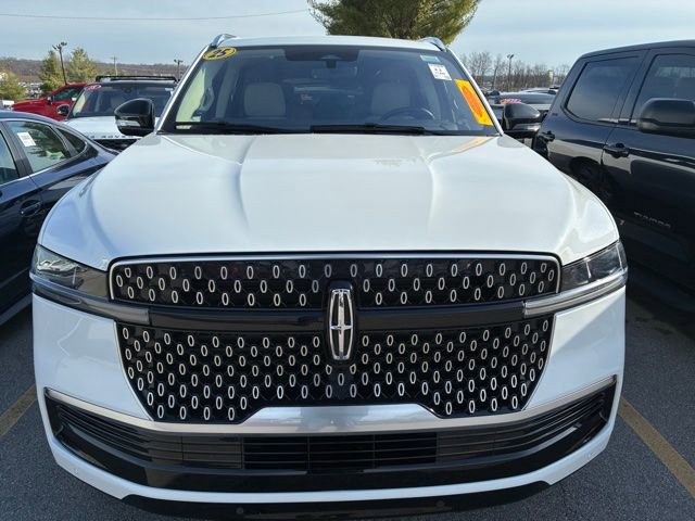 Used 2025 Lincoln Navigator L Reserve image 3