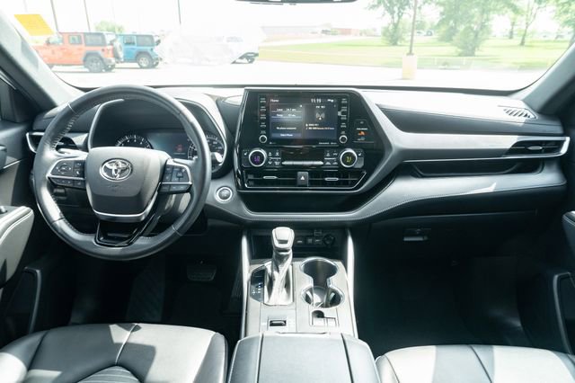 Used 2021 Toyota Highlander XSE FWD image 31