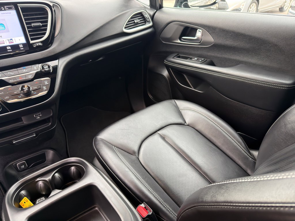 Used 2026 Chrysler Pacifica Select image 13