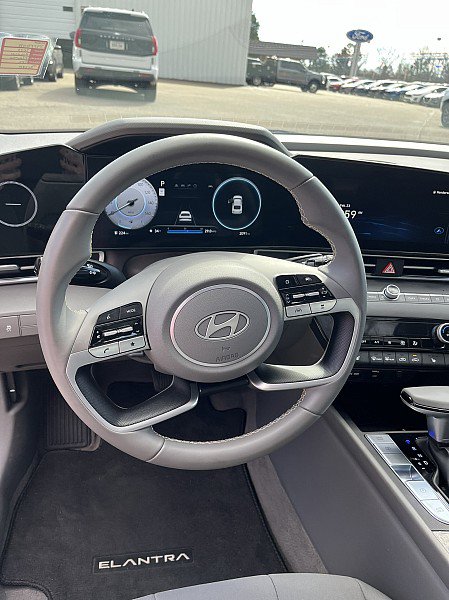 Used 2025 Hyundai Elantra SEL image 9