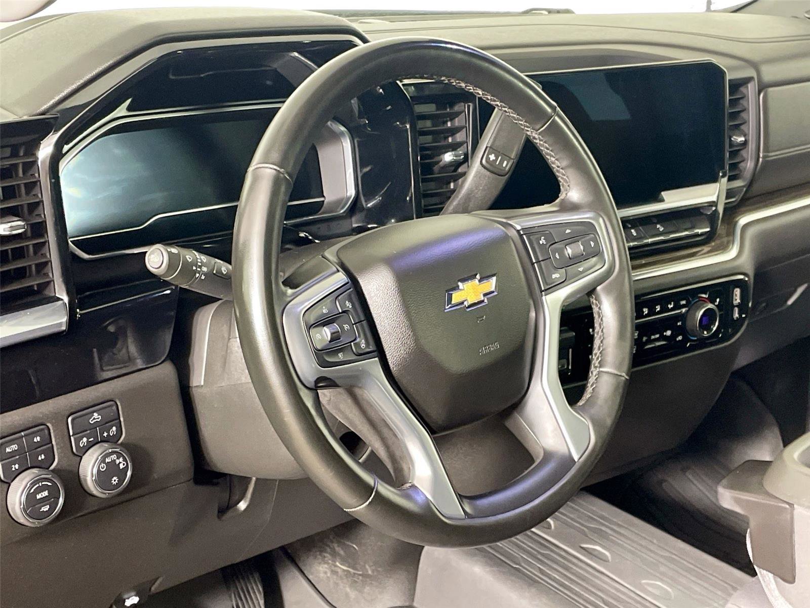 Used 2023 Chevrolet Silverado 1500 LT AWD/4WD image 18
