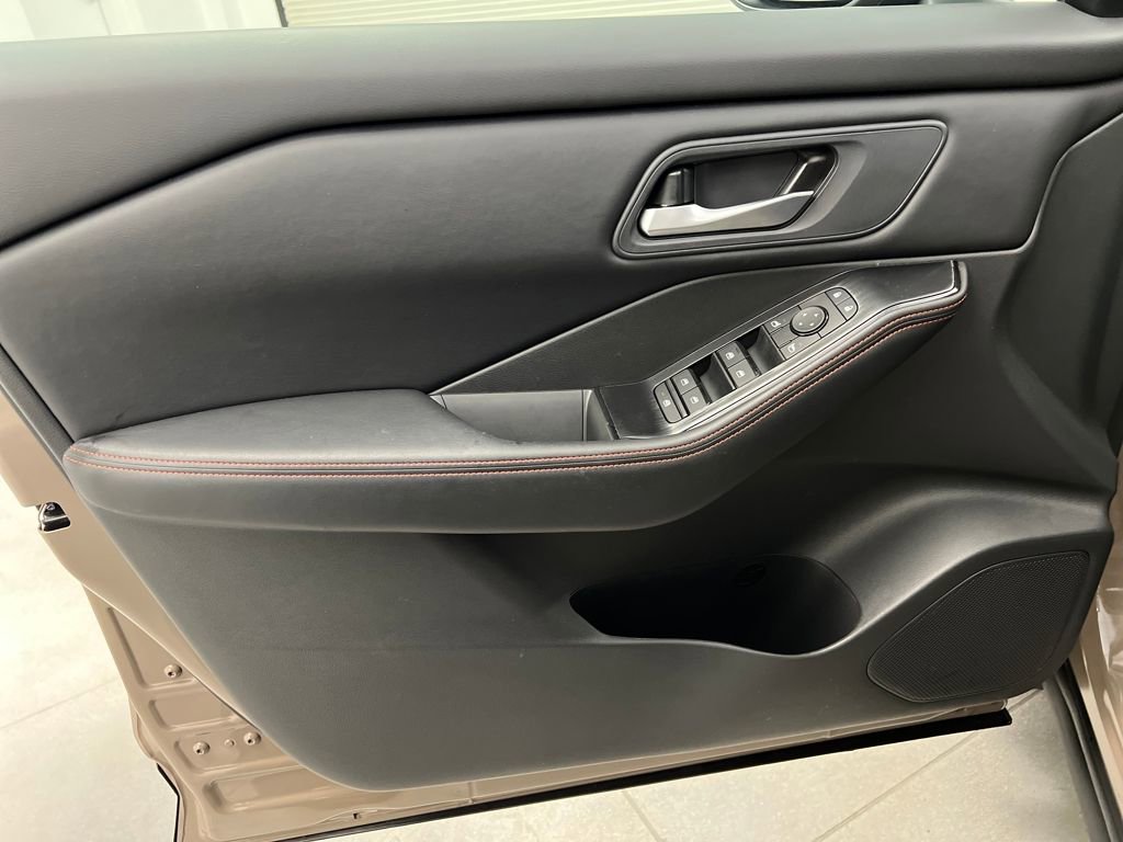 Used 2025 Nissan Rogue SV image 11