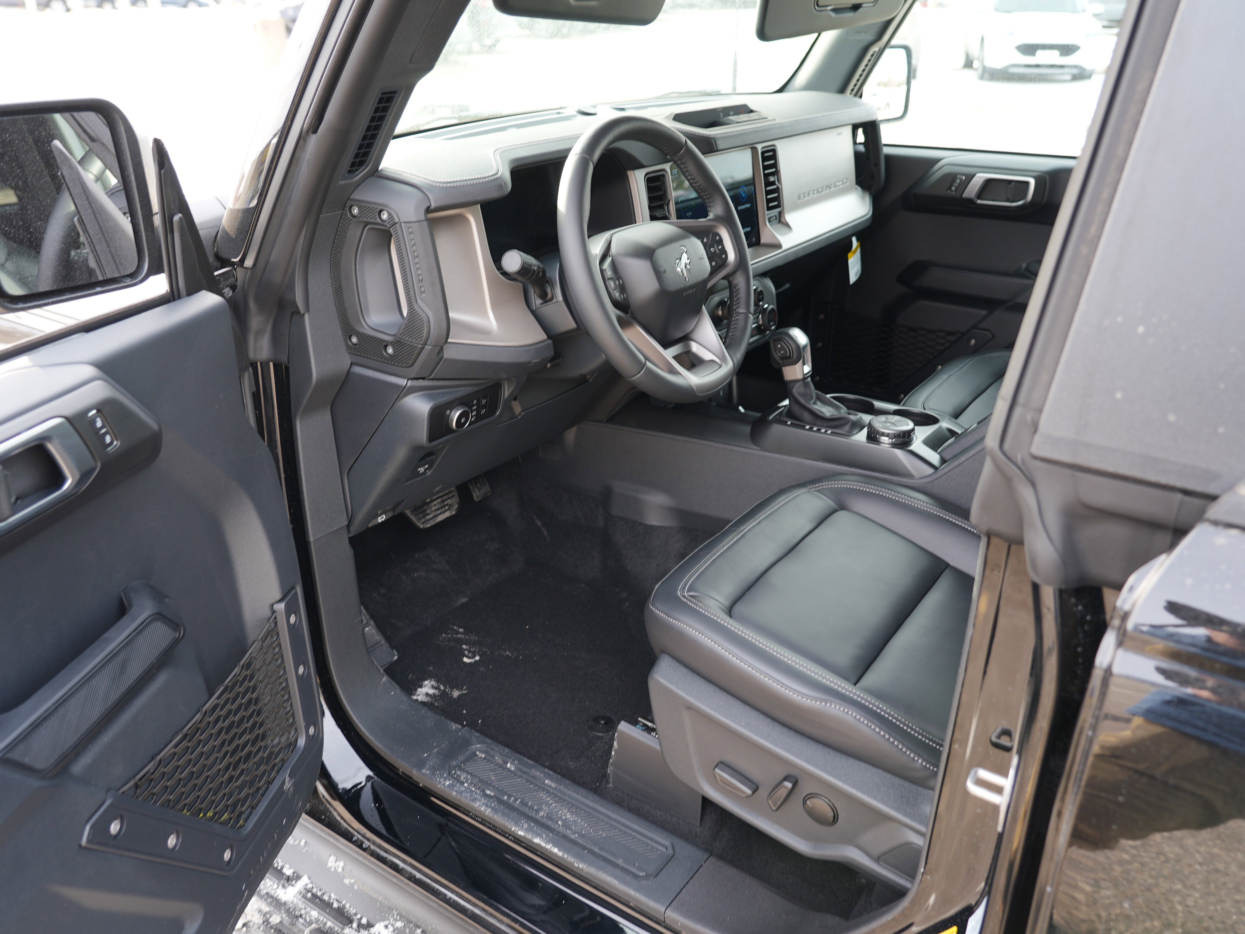 New 2025 Ford Bronco Outer Banks w/ Black Appearance Package image 15