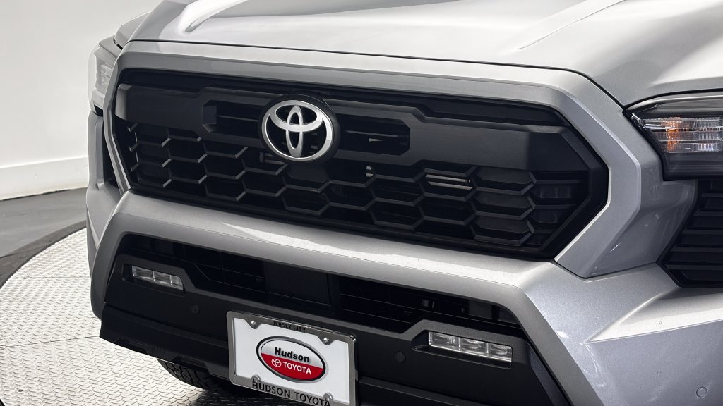 Used 2024 Toyota Tacoma TRD Off-Road w/ TRD Off Road Upgrade Package AWD/4WD image 2
