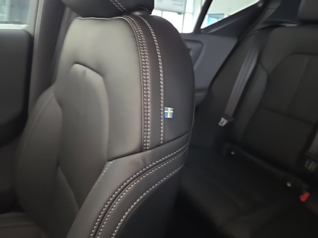 Certified 2025 Volvo XC40 B5 Core image 13