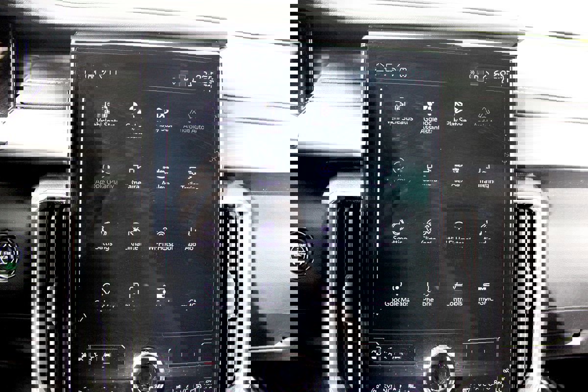 Used 2025 GMC Acadia Elevation image 28