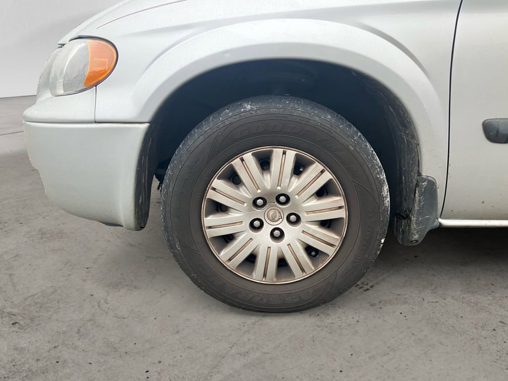 Used 2005 Chrysler Town & Country w/ Popular Equipment Group I FWD image 11