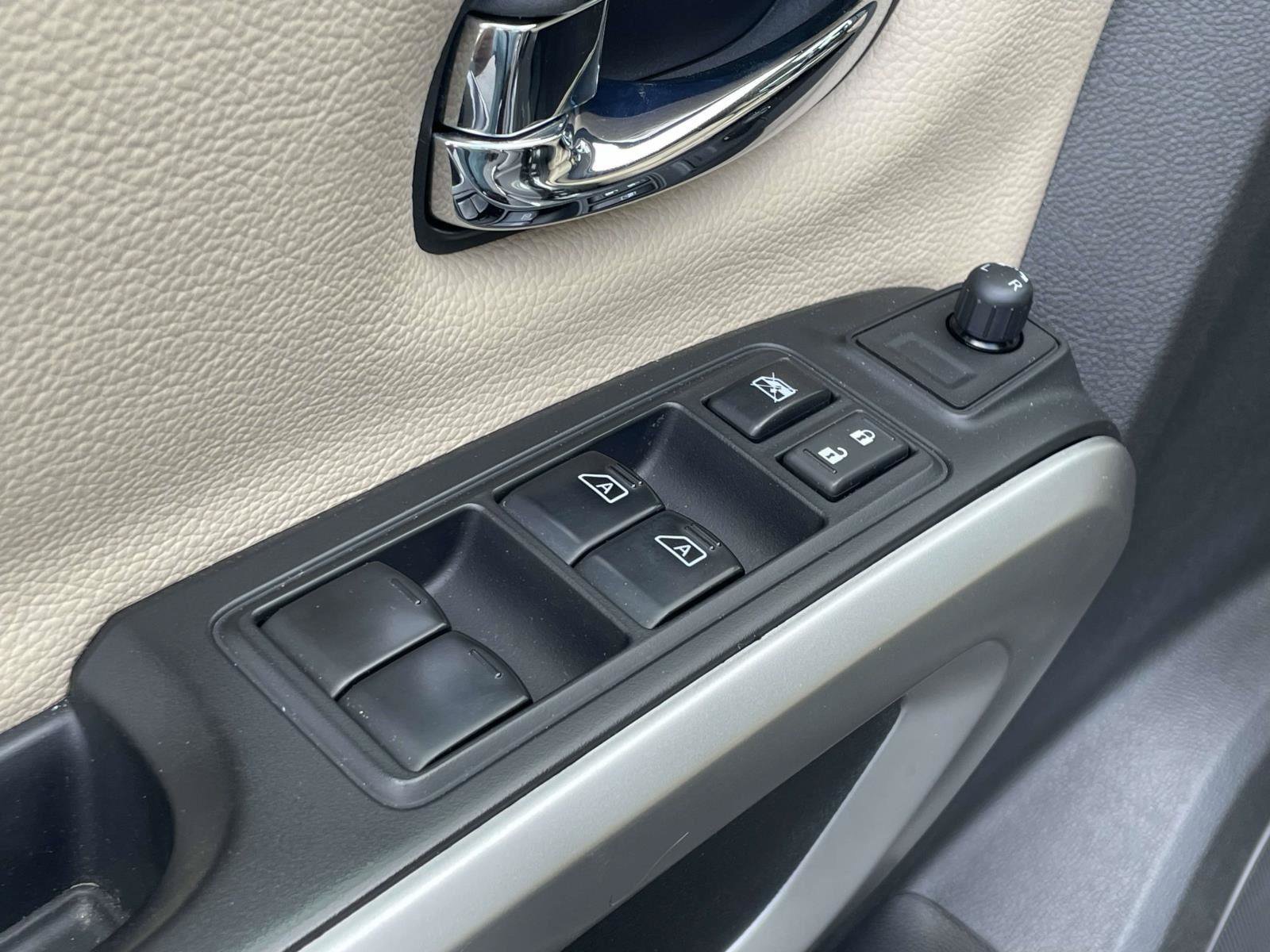 Used 2016 Nissan Titan SV AWD/4WD image 15