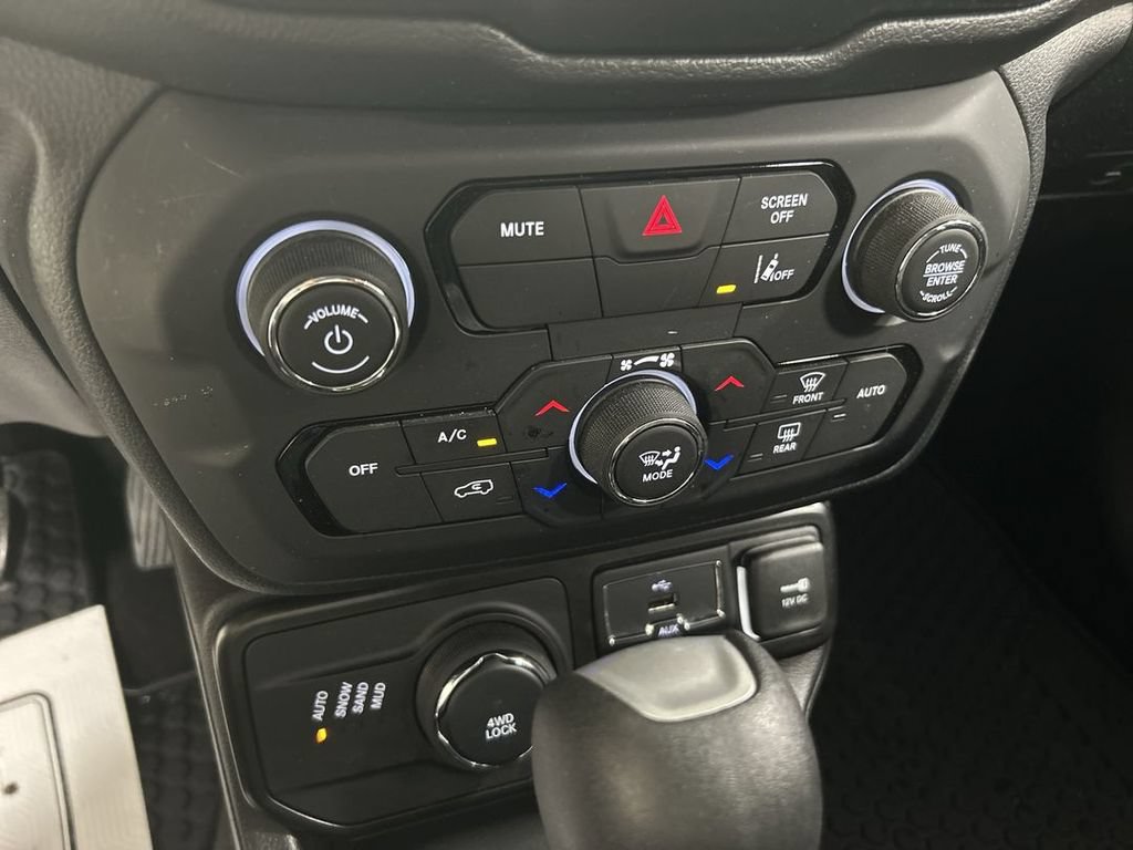 Used 2023 Jeep Renegade Latitude w/ Premium Group AWD/4WD image 17