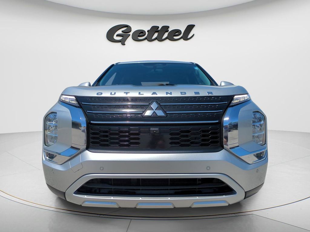 Used 2023 Mitsubishi Outlander SE image 2