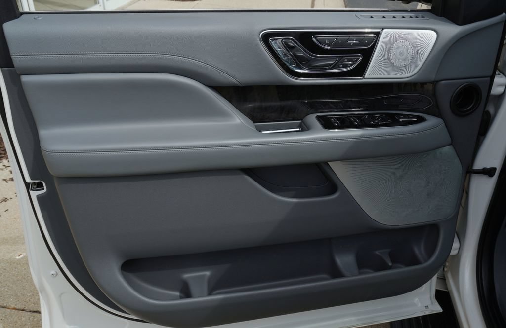 Used 2018 Lincoln Navigator Reserve w/ Technology Package AWD/4WD image 8
