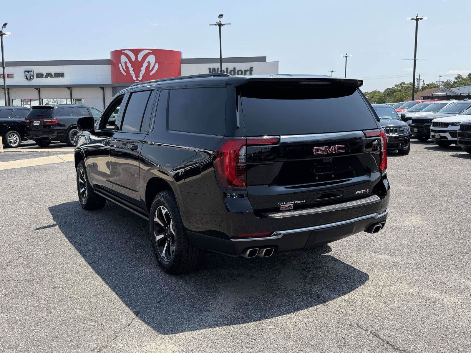 Used 2025 GMC Yukon XL AT4 w/ AT4 Premium Package AWD/4WD image 5