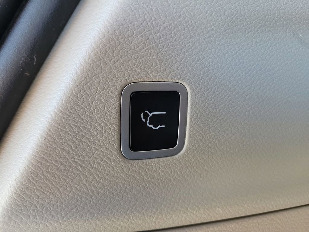 Used 2022 Chrysler Voyager LX image 9