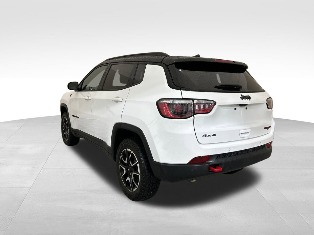 Used 2025 Jeep Compass Trailhawk AWD/4WD image 3