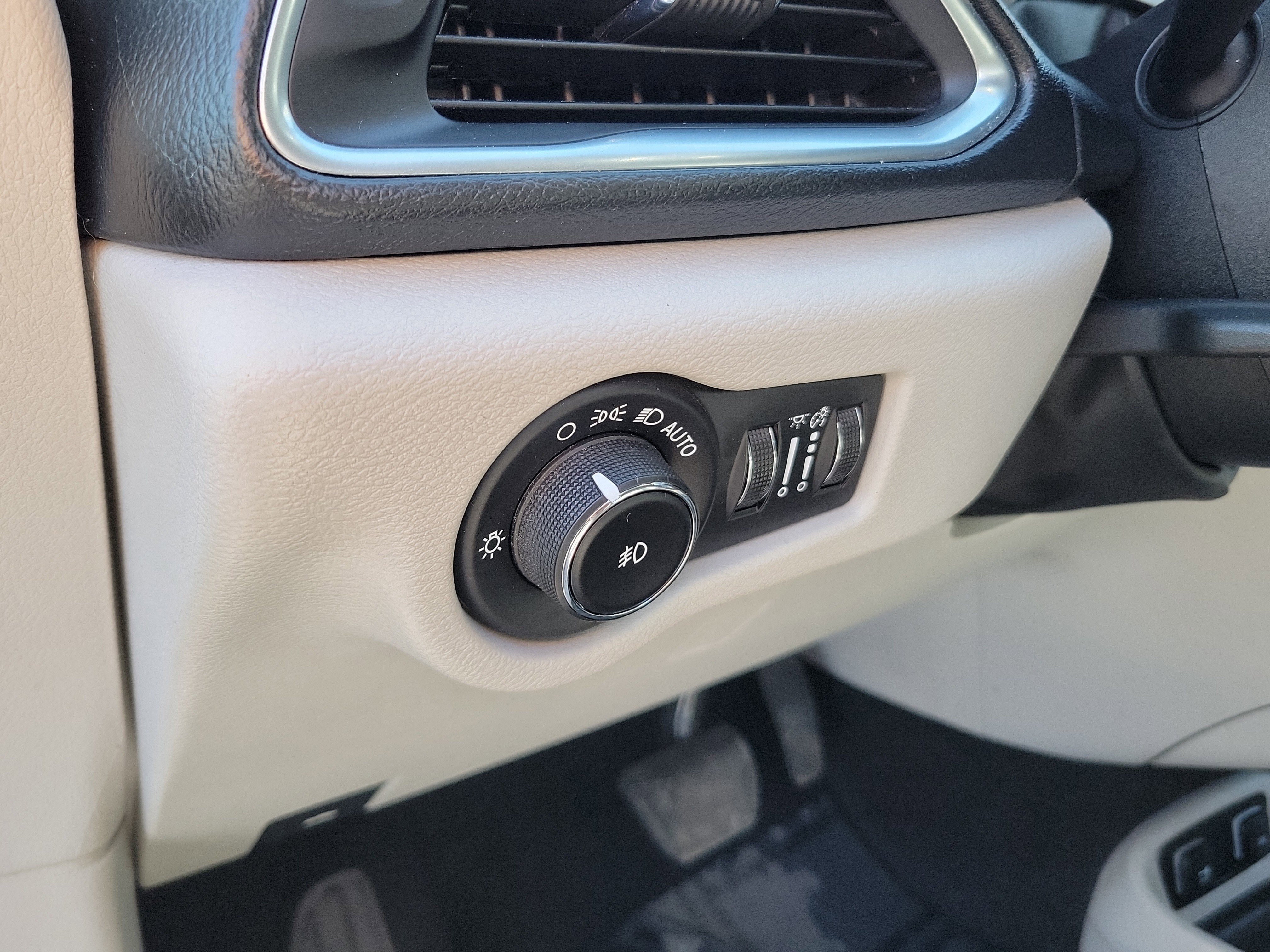 Used 2019 Chrysler Pacifica Touring-L Plus w/ Tire & Wheel Group image 20