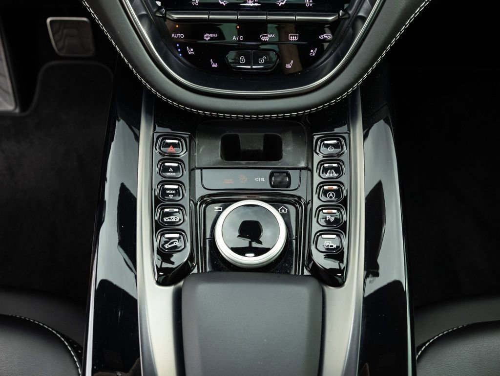 Used 2021 Aston Martin DBX image 32