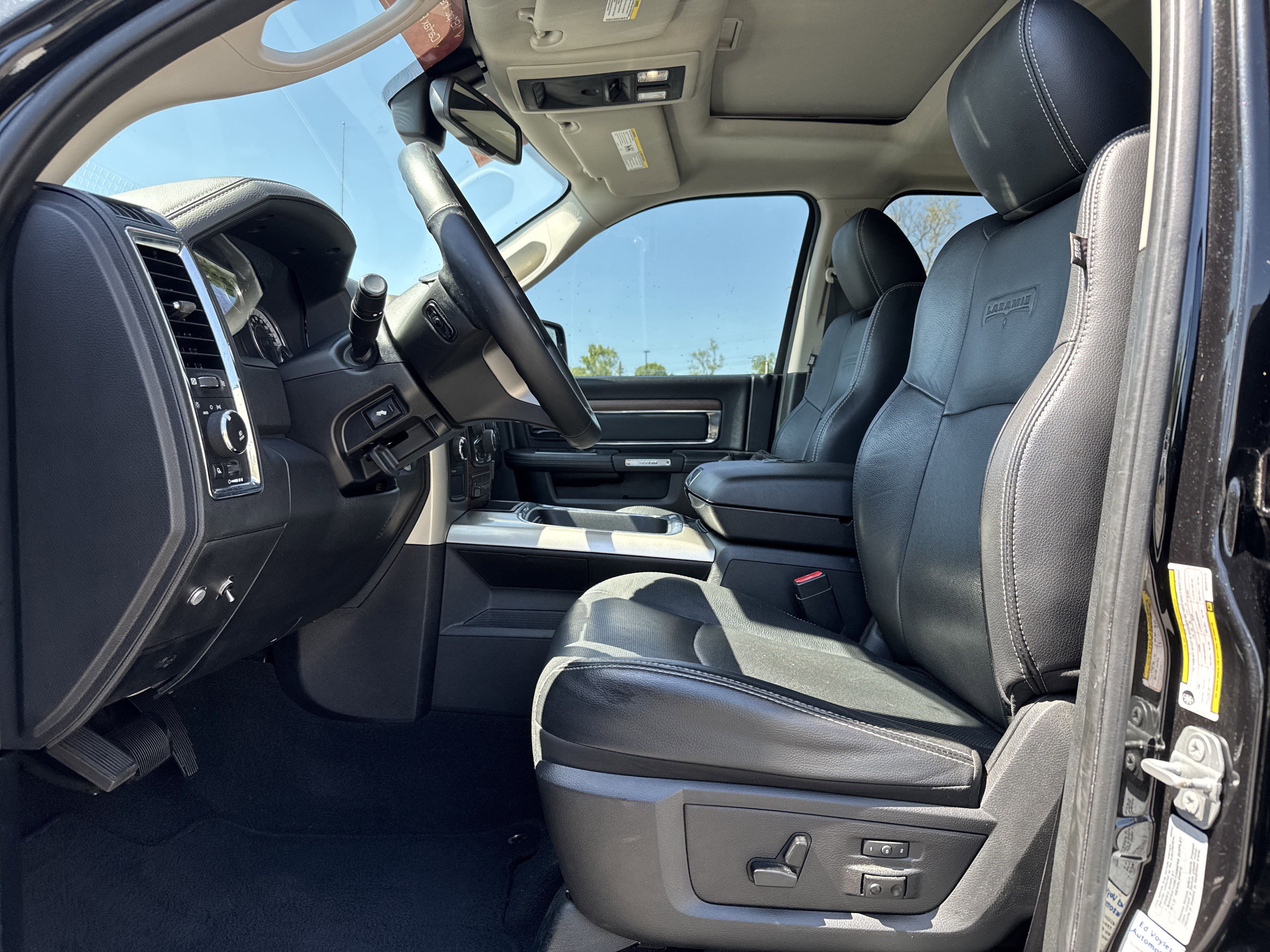Used 2016 RAM 2500 Laramie w/ Convenience Group AWD/4WD image 16